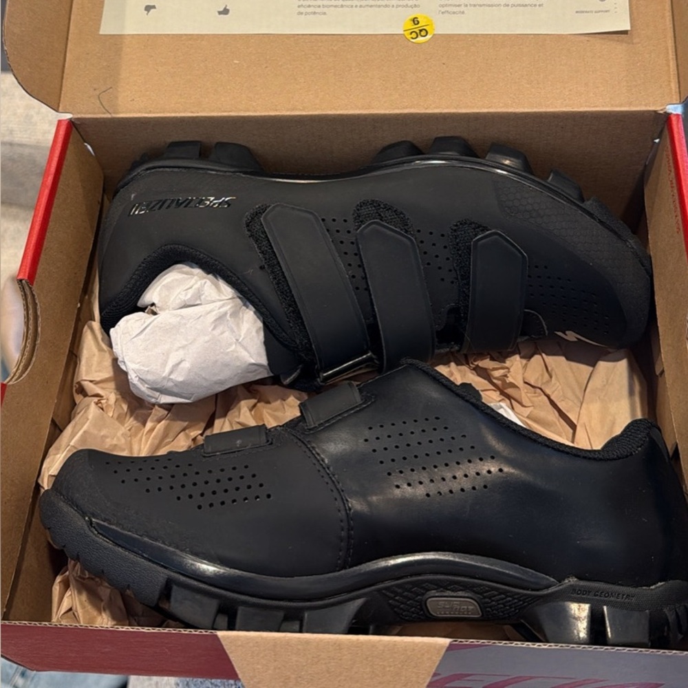 Specialized sport mtb shoes 38 EU
5.75 MEN 7.25 US women